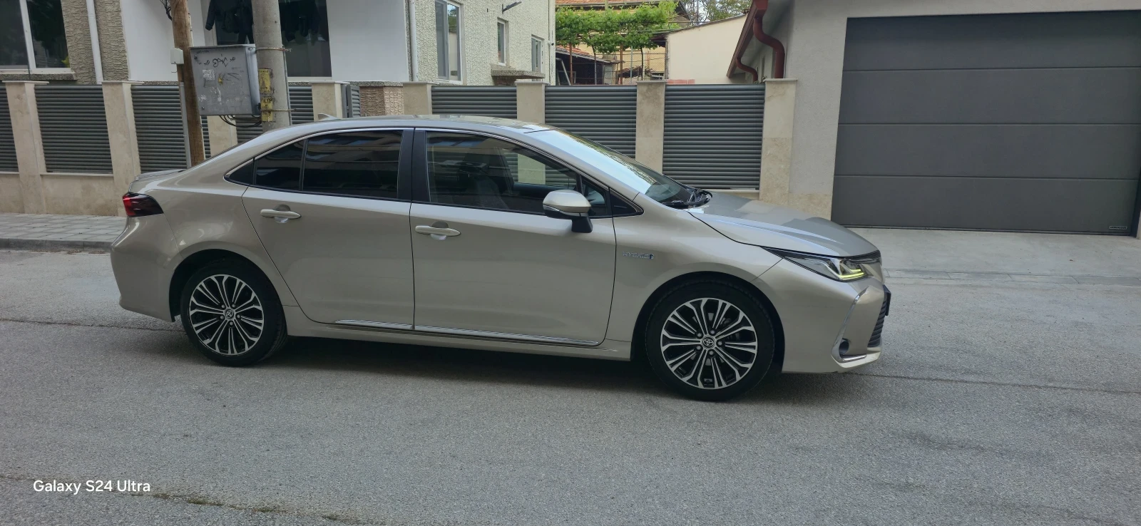 Toyota Corolla Toyota Corolla 1.8 Hybrid Executive Plus, снимка 4 - Автомобили и джипове - 54610406