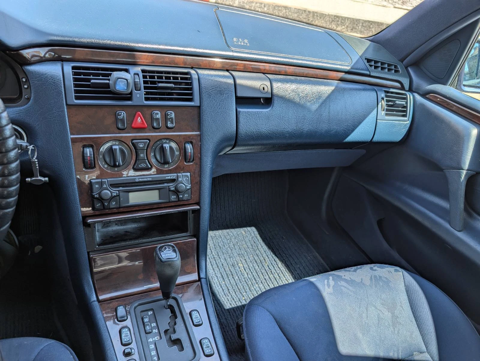 Mercedes-Benz E 300, снимка 3 - Автомобили и джипове - 54793721