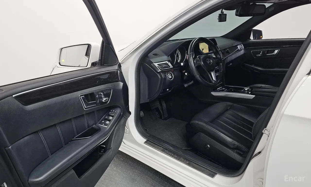 Mercedes-Benz E 300 4MATIC , снимка 8 - Автомобили и джипове - 55475718