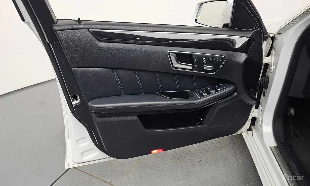 Mercedes-Benz E 300 4MATIC , снимка 15 - Автомобили и джипове - 55475718
