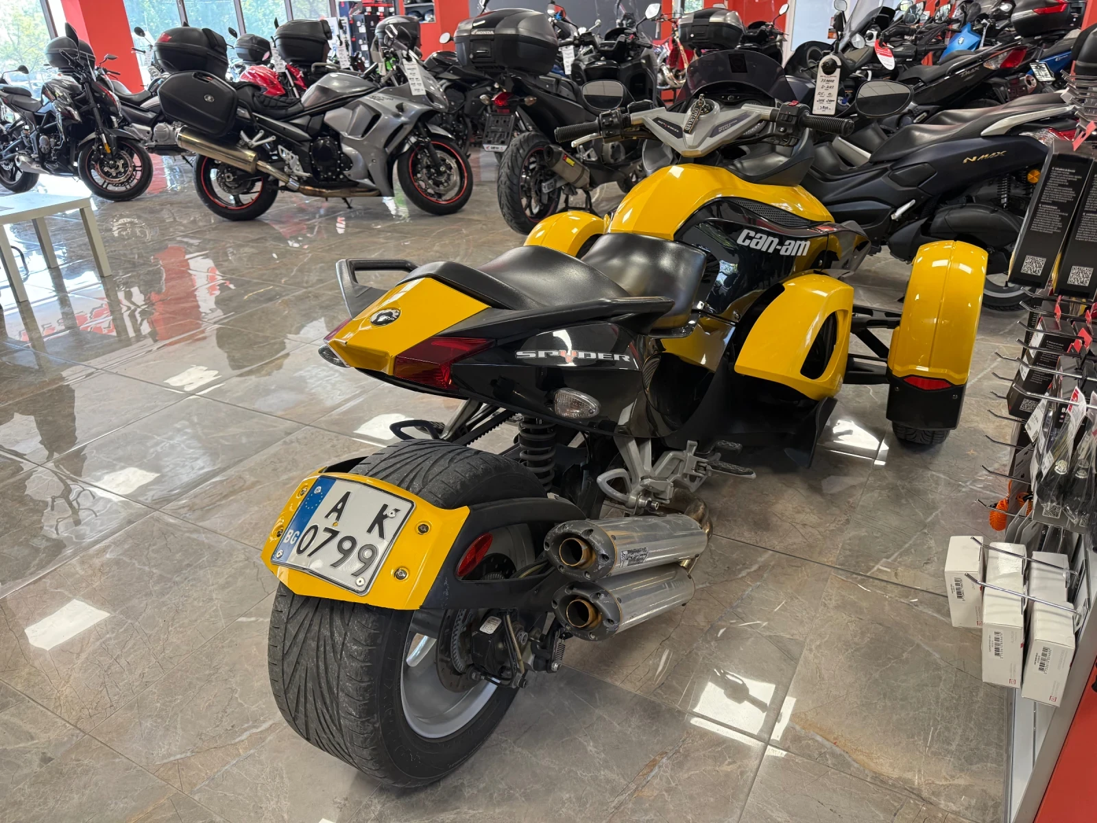 Can-Am Spyder 1000cc. - изображение 8