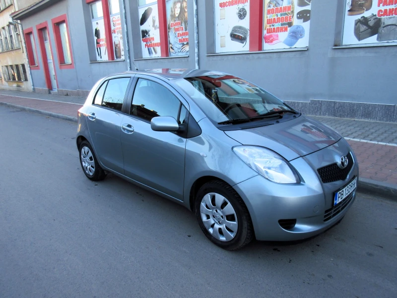 Toyota Yaris 1.3i Уникат, снимка 2 - Автомобили и джипове - 48407075