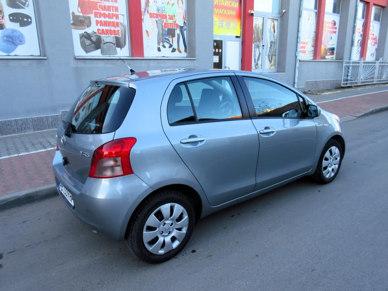 Toyota Yaris 1.3i Уникат, снимка 3 - Автомобили и джипове - 48407075