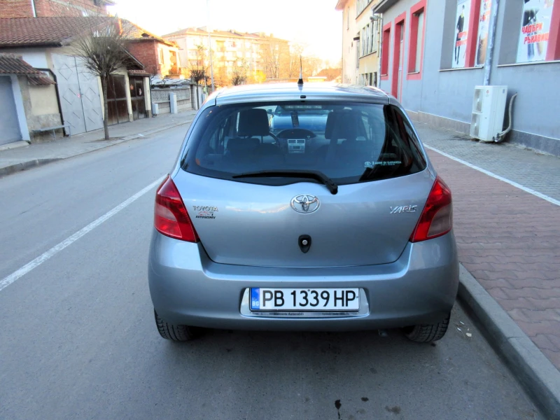 Toyota Yaris 1.3i Уникат, снимка 7 - Автомобили и джипове - 48407075