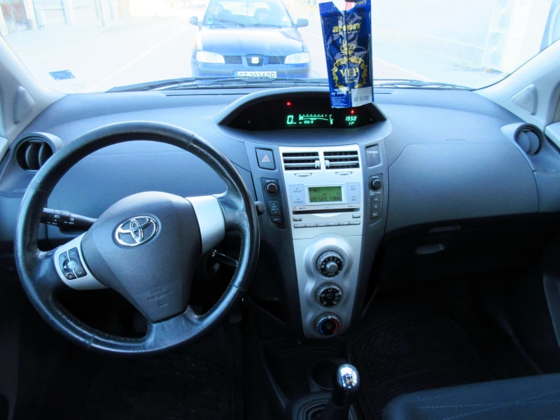 Toyota Yaris 1.3i Уникат, снимка 9 - Автомобили и джипове - 48407075