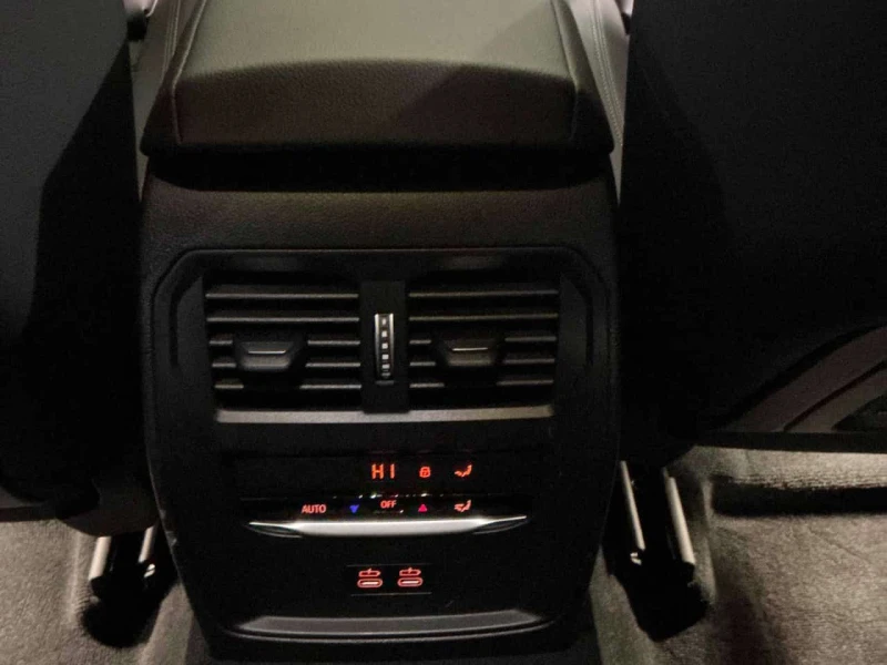 BMW 330 i xDrive / CARFAX/ПОДГРЕВИ/ШИБИДАХ , снимка 11 - Автомобили и джипове - 53585499