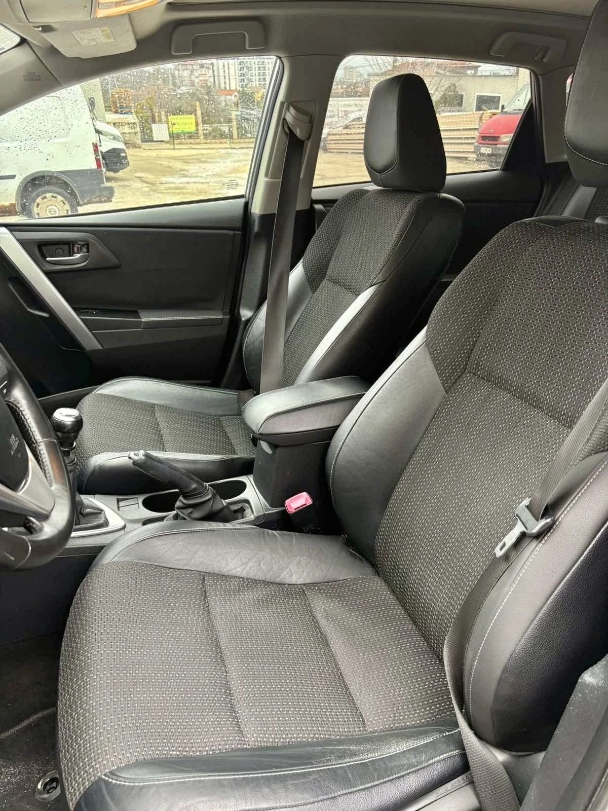 Toyota Auris, снимка 6 - Автомобили и джипове - 54221572