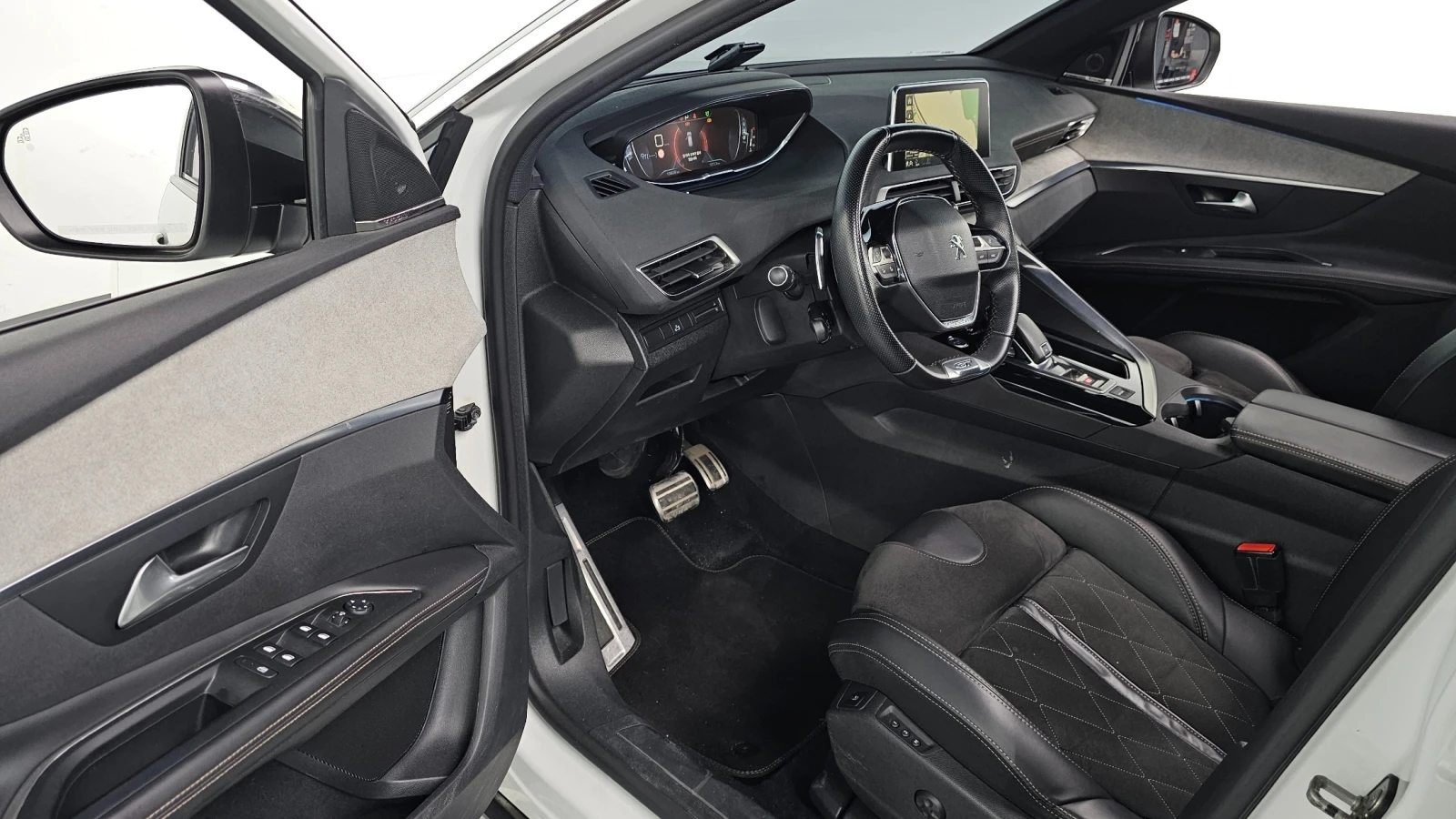 Peugeot 3008 2.0 BlueHDi GT | Адаптивен круиз | Панорама, снимка 14 - Автомобили и джипове - 54949853
