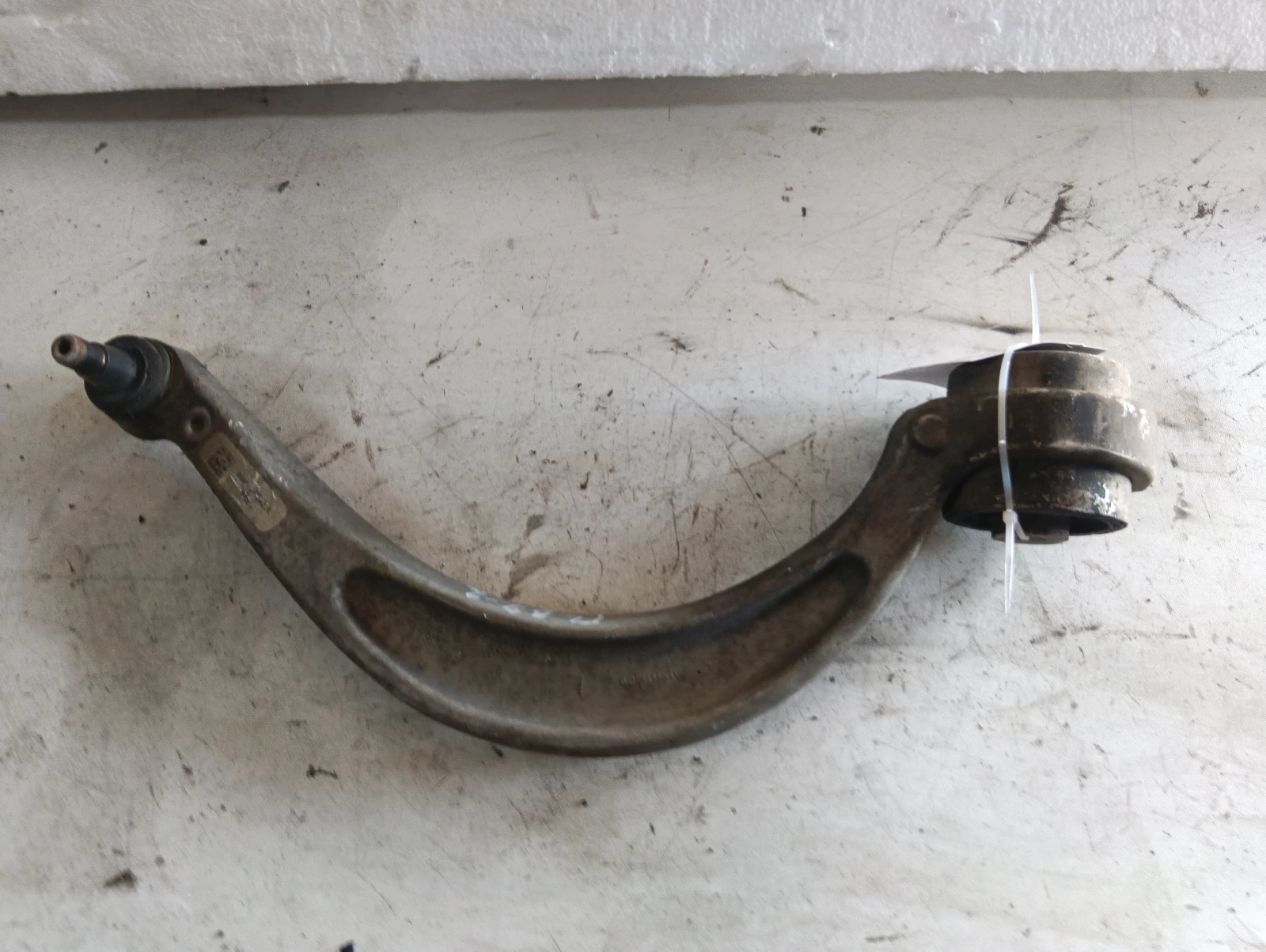 носач преден ляв 8W0407695A Audi A4