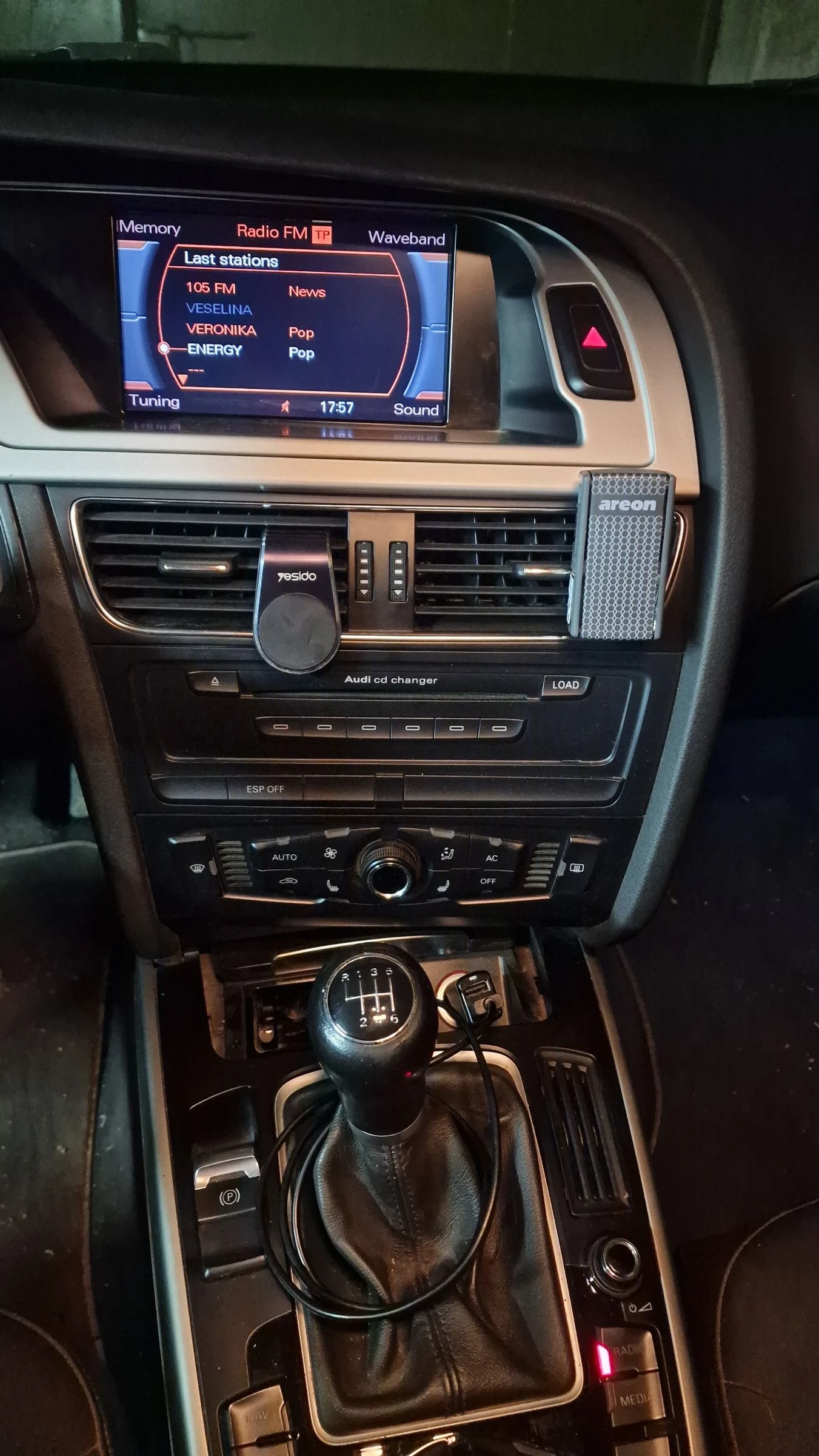 Audi A4 B8 2.0 TDI Quattro , снимка 7 - Автомобили и джипове - 54026881