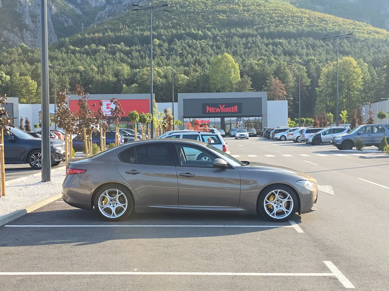 Alfa Romeo Giulia 2.2 180 8AT 1 Собственик, снимка 3 - Автомобили и джипове - 55709380