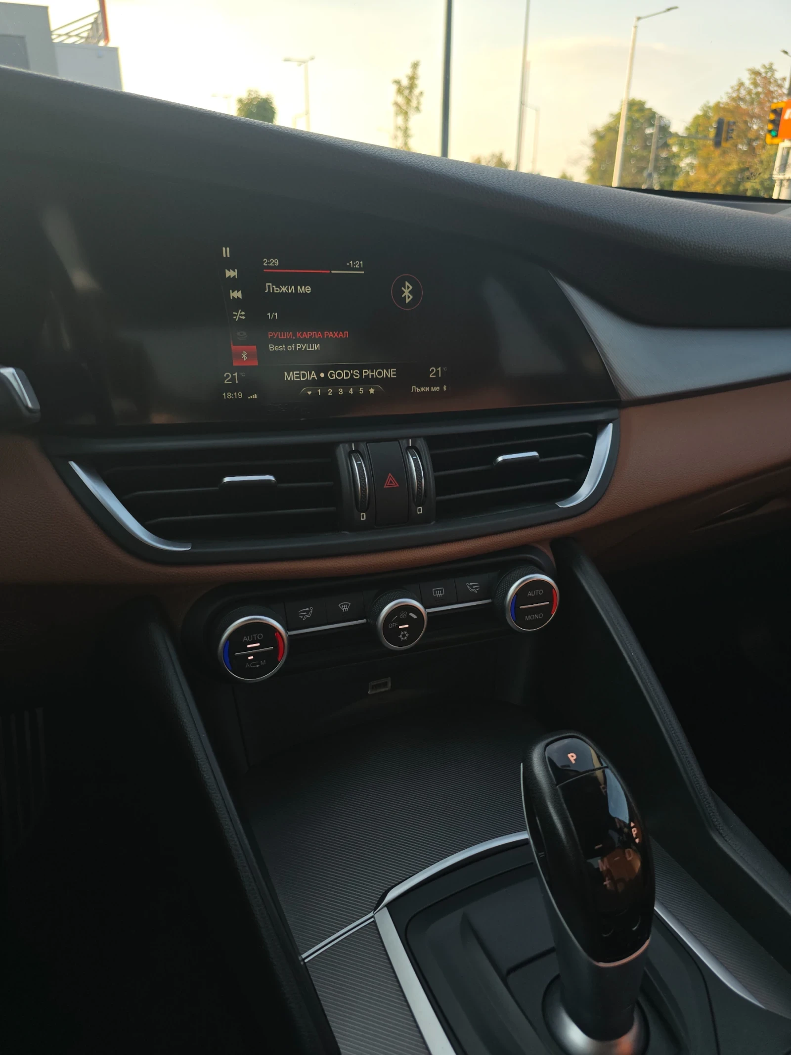 Alfa Romeo Giulia 2.2 180 8AT 1 Собственик, снимка 12 - Автомобили и джипове - 55709380