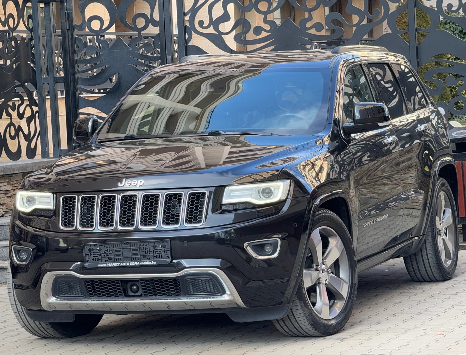 Jeep Grand cherokee 3.0D-OVERLAND-ПАНОРАМА-ПОДГРЕВ-ОБДУХВАНЕ-190X.KM!! - [1] 