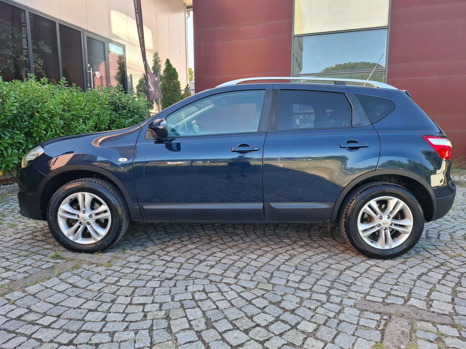 Nissan Qashqai 2.0i -141к.с. ПАНОРАМА* КОЖА* КЛИМАТРОНИК * АВТОПИ, снимка 2 - Автомобили и джипове - 55501484