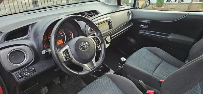 Toyota Yaris 1.4 D4D/90pc ПОДГРЕВ НА СЕДАЛКИ НАВИ КАМЕРА, снимка 14 - Автомобили и джипове - 52674741
