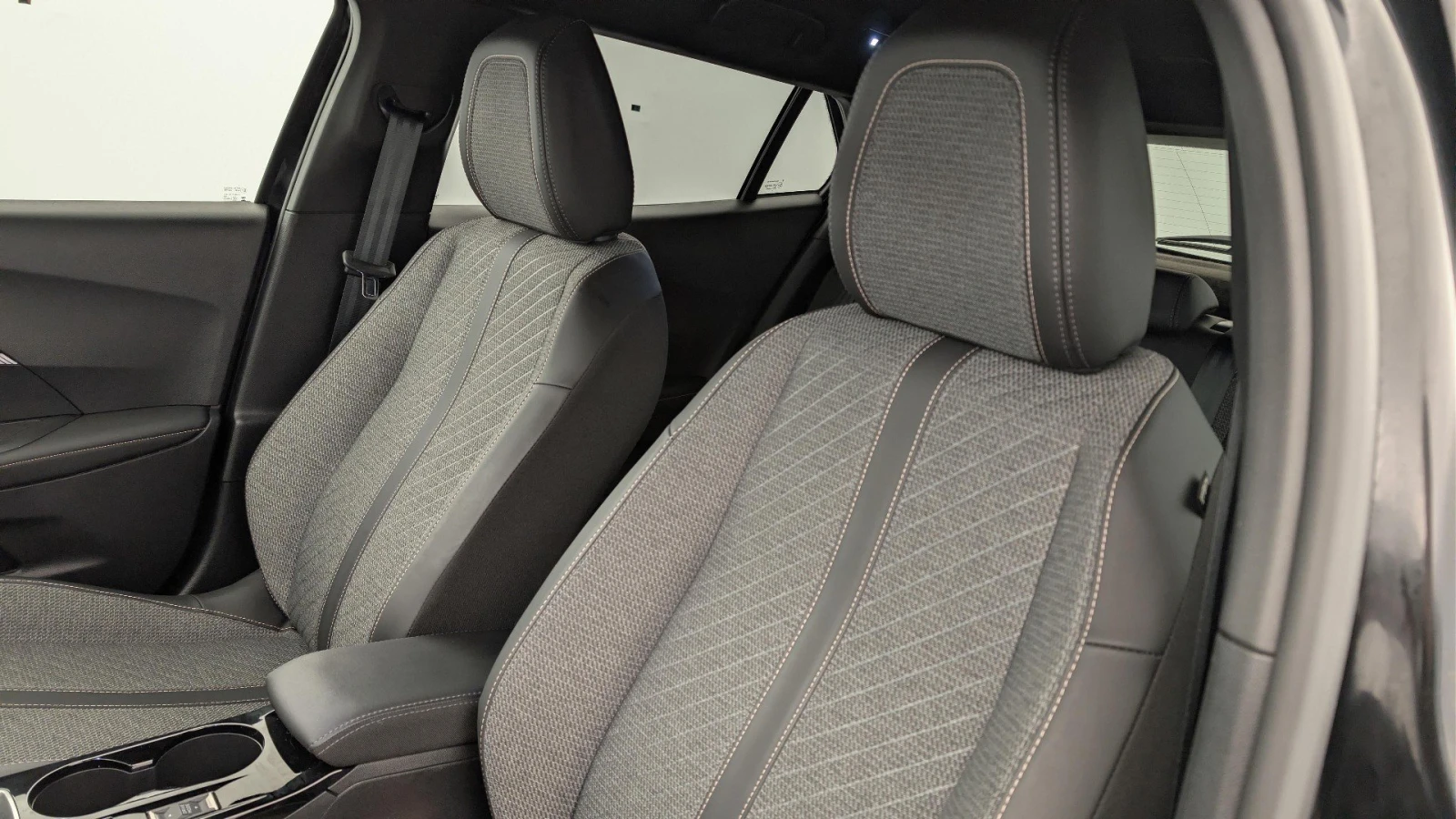 Peugeot 2008 1.2 Allure - Petrol - Manual - 102 hp - 19.940 km, снимка 14 - Автомобили и джипове - 53907732