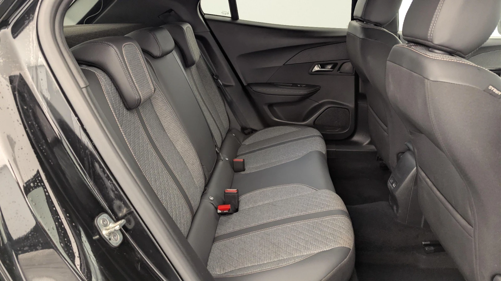 Peugeot 2008 1.2 Allure - Petrol - Manual - 102 hp - 19.940 km, снимка 15 - Автомобили и джипове - 53907732