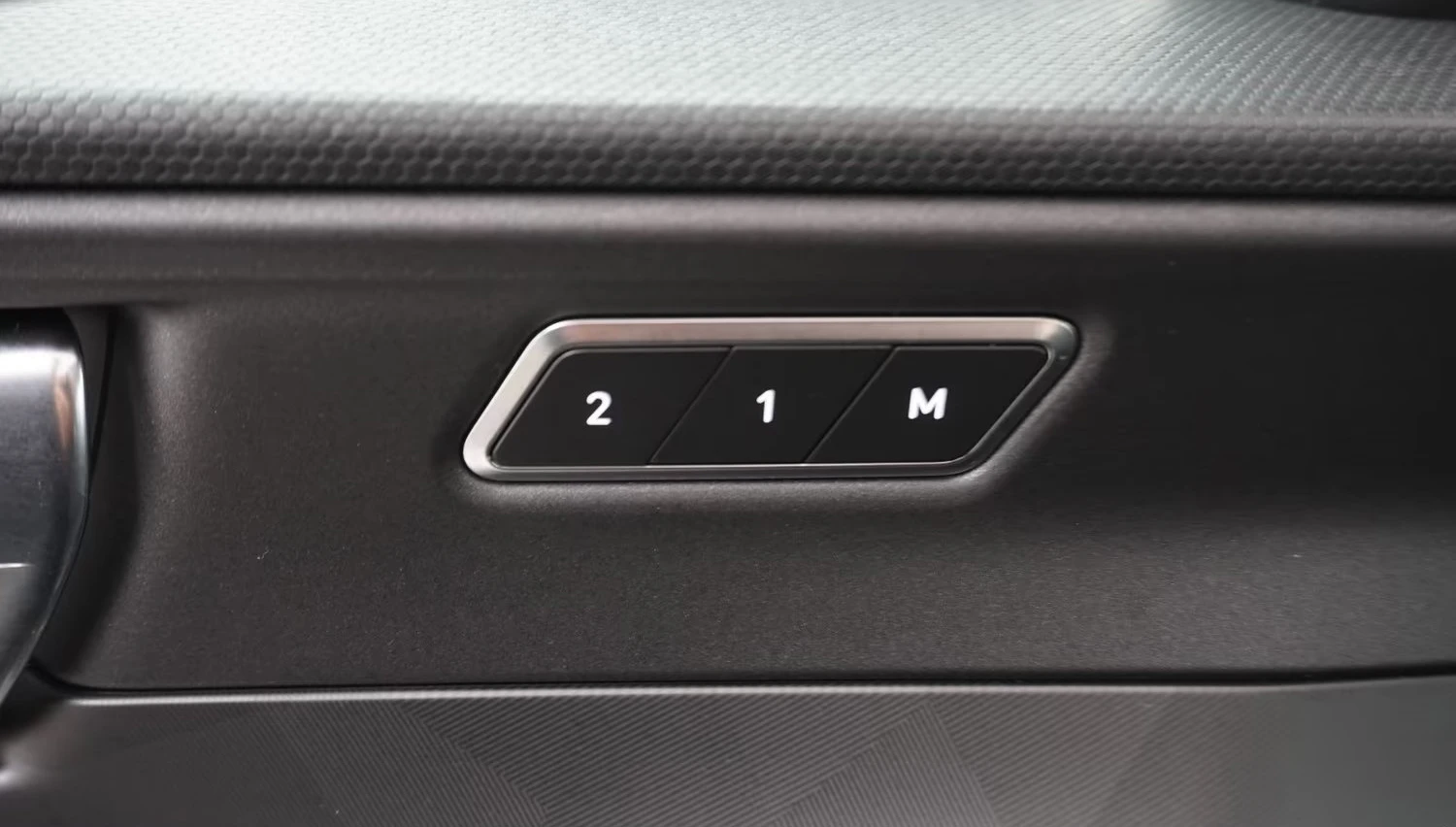 LynkCo 01 HEV/197HP/PANO/MEMO/360/KLESS/CPLAY/342q, снимка 13 - Автомобили и джипове - 54687389