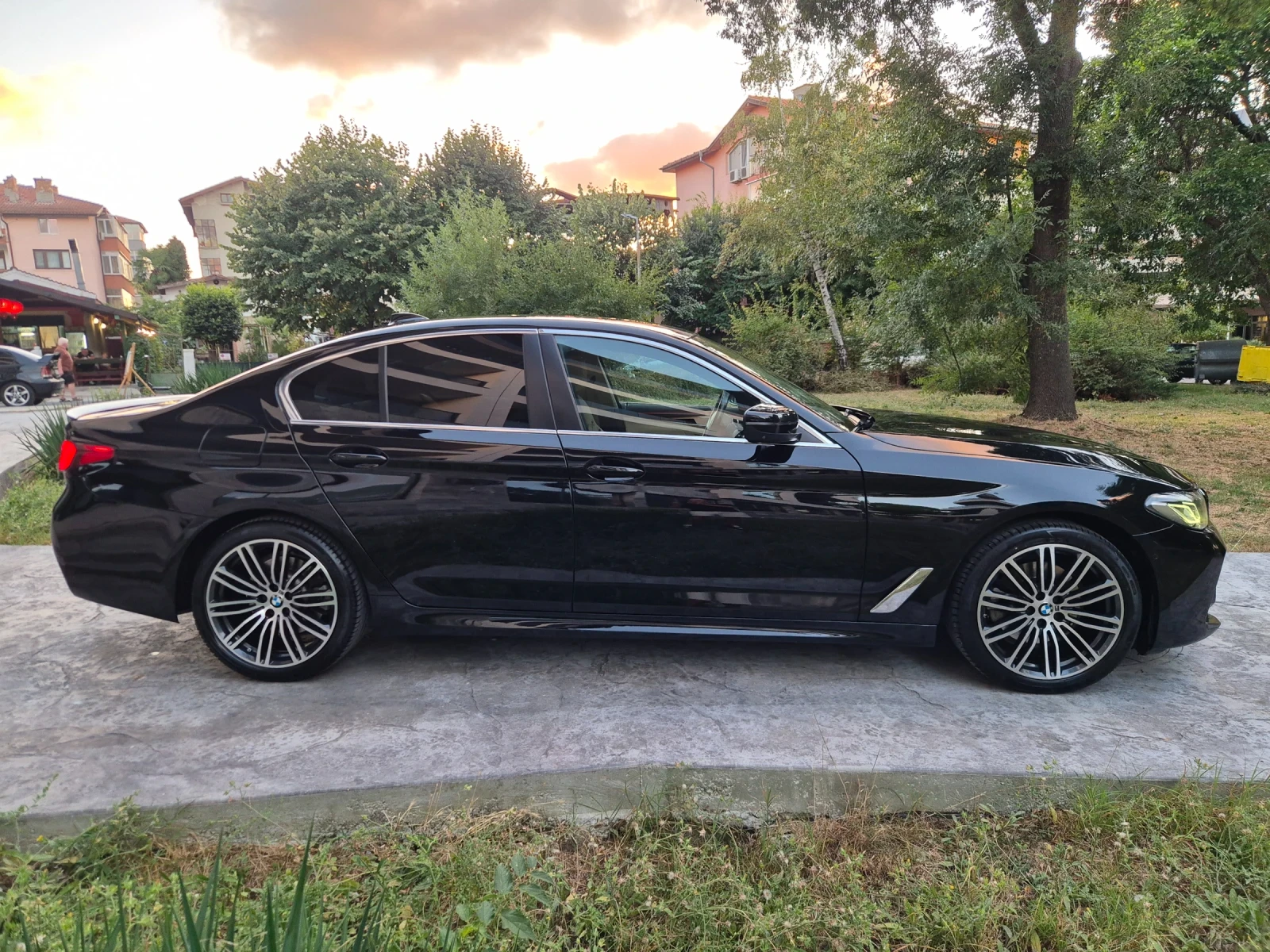 BMW 520 M-PACK* XDRIVE* HEAD-UP* DISTRONIK* DIGITAL* , снимка 4 - Автомобили и джипове - 56012857