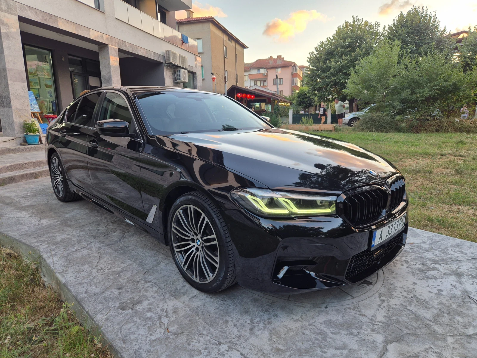 BMW 520 M-PACK* XDRIVE* HEAD-UP* DISTRONIK* DIGITAL* , снимка 3 - Автомобили и джипове - 56012857
