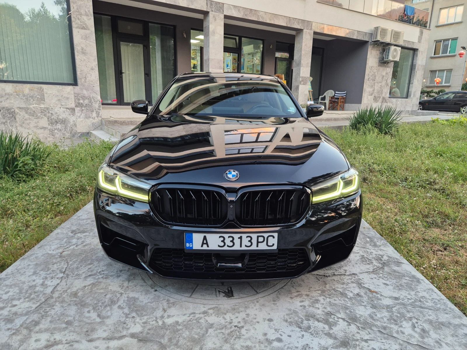 BMW 520 M-PACK* XDRIVE* HEAD-UP* DISTRONIK* DIGITAL* , снимка 2 - Автомобили и джипове - 56012857