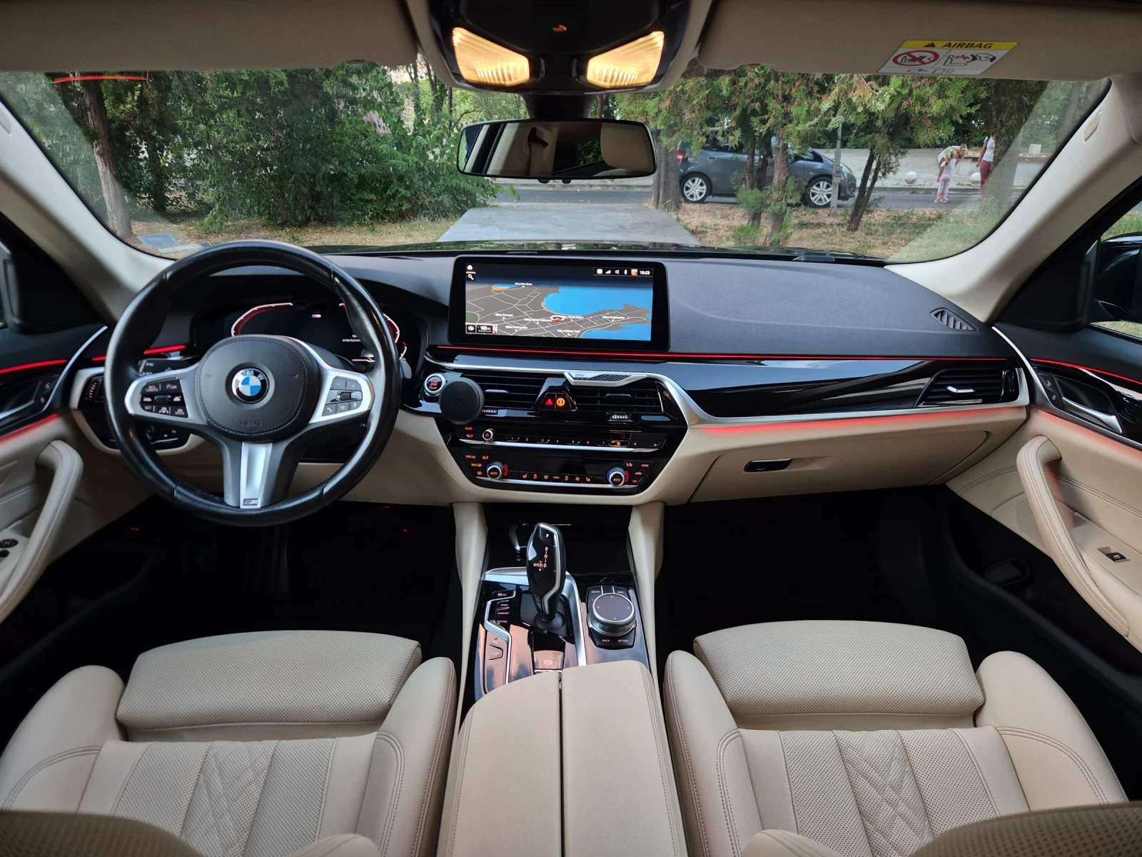 BMW 520 M-PACK* XDRIVE* HEAD-UP* DISTRONIK* DIGITAL* , снимка 11 - Автомобили и джипове - 56012857