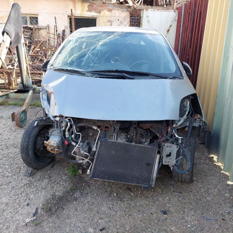 Toyota Yaris 1.3i avtomatik, снимка 14 - Автомобили и джипове - 40847174