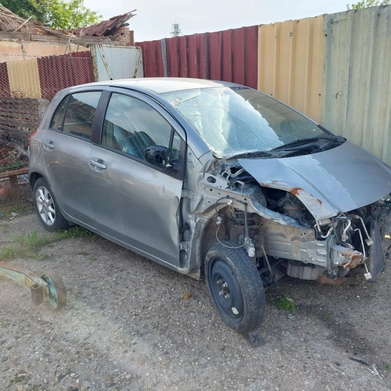 Toyota Yaris 1.3i avtomatik, снимка 15 - Автомобили и джипове - 40847174