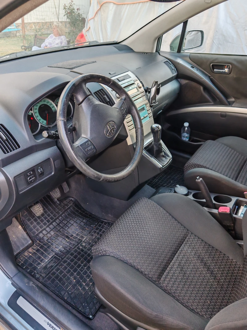 Toyota Corolla verso 2.2, снимка 6 - Автомобили и джипове - 52410005