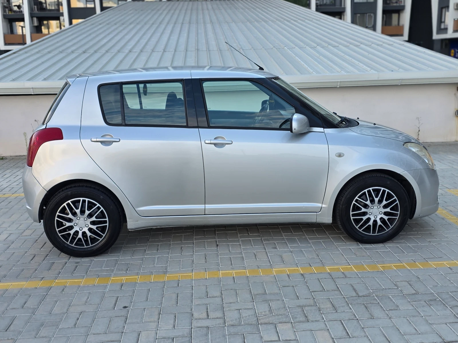 Suzuki Swift 1.3 Бензин , снимка 8 - Автомобили и джипове - 55942679