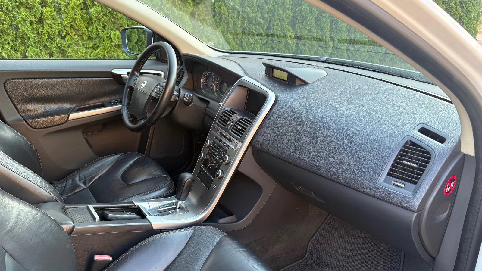 Volvo XC60 2.4 Швейцария, снимка 11 - Автомобили и джипове - 50422245