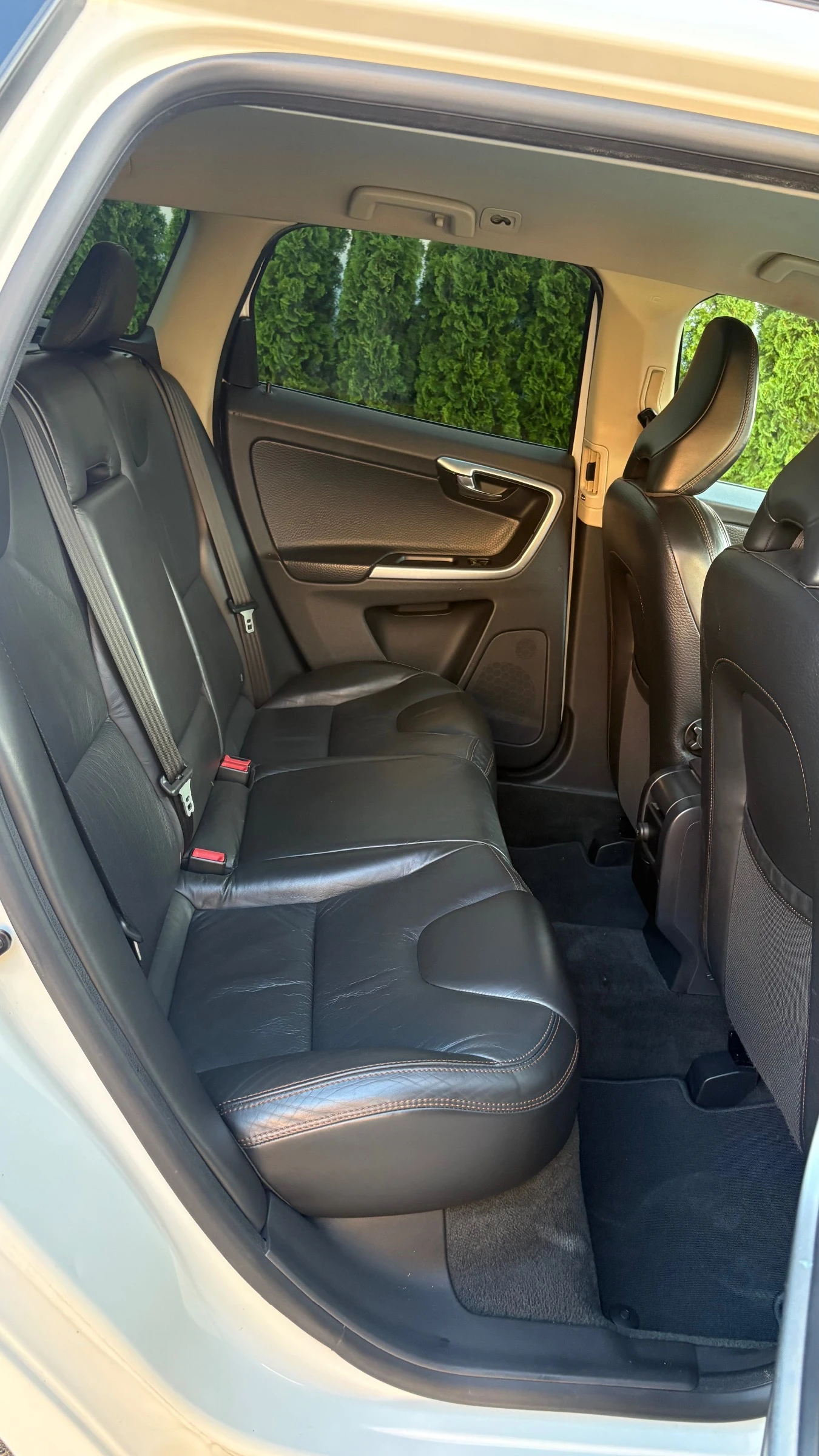 Volvo XC60 2.4 Швейцария, снимка 12 - Автомобили и джипове - 50422245