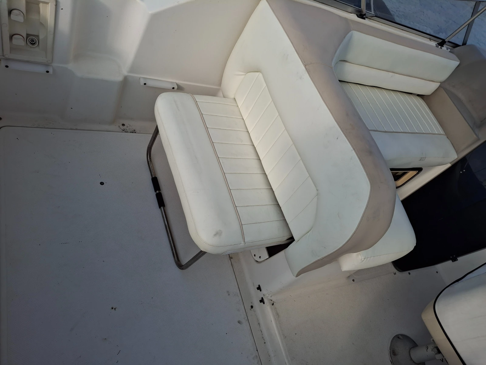 Моторна яхта Bayliner CIERA 2355 - изображение 10