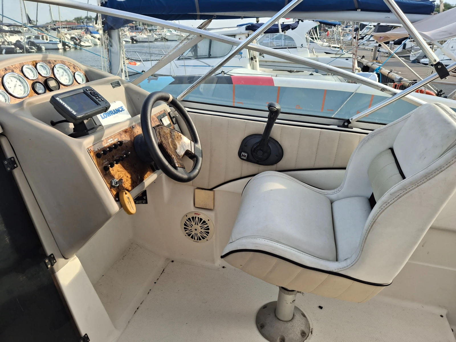 Моторна яхта Bayliner CIERA 2355 - изображение 9