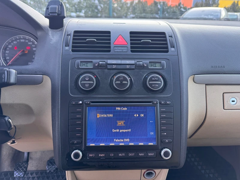 VW Touran 2.0TDI / Навигация / Кожа / 7 Места, снимка 7 - Автомобили и джипове - 53155243