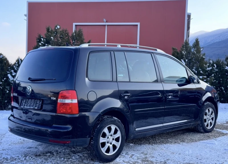 VW Touran 2.0TDI / Навигация / Кожа / 7 Места, снимка 4 - Автомобили и джипове - 53155243