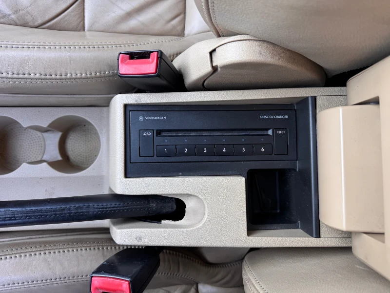 VW Touran 2.0TDI / Навигация / Кожа / 7 Места, снимка 8 - Автомобили и джипове - 53155243