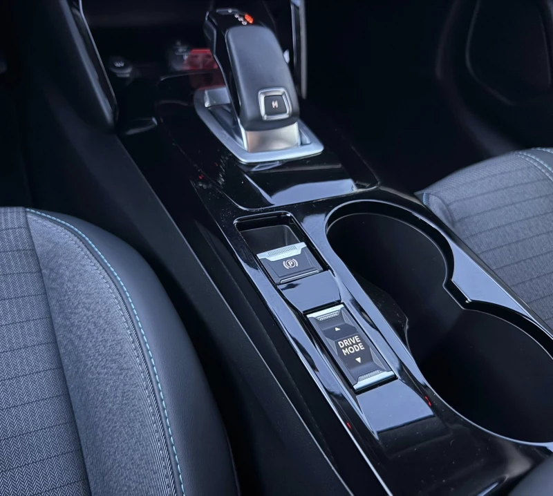 Peugeot 208 ПОДГРЕВ НА СЕДАЛКИ !1.2 PureTech 100 Allure, снимка 12 - Автомобили и джипове - 53326951