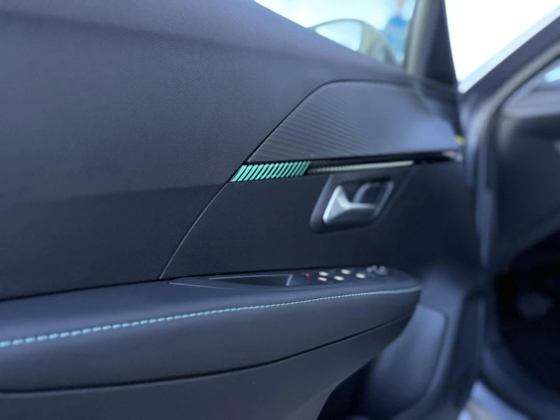 Peugeot 208 ПОДГРЕВ НА СЕДАЛКИ !1.2 PureTech 100 Allure, снимка 14 - Автомобили и джипове - 53326951