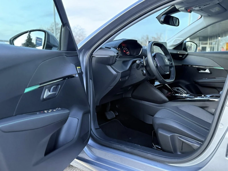 Peugeot 208 ПОДГРЕВ НА СЕДАЛКИ !1.2 PureTech 100 Allure, снимка 8 - Автомобили и джипове - 53326951