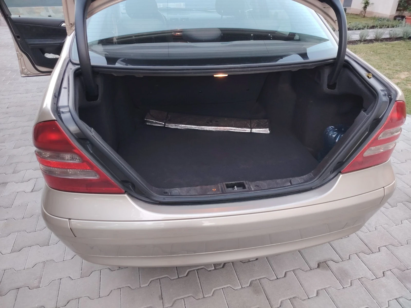 Mercedes-Benz C 200, снимка 8 - Автомобили и джипове - 56004347