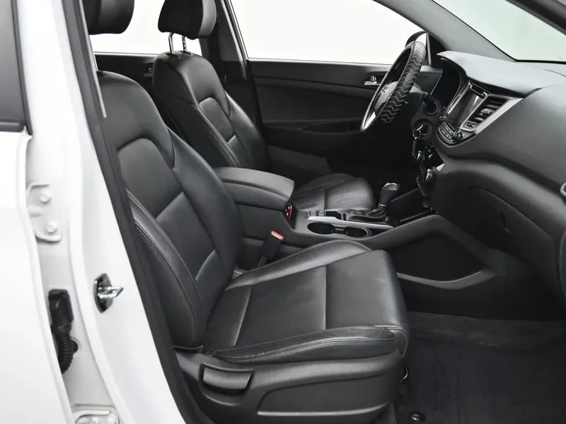 Hyundai Tucson 2.0 CRDi, снимка 10 - Автомобили и джипове - 54258390