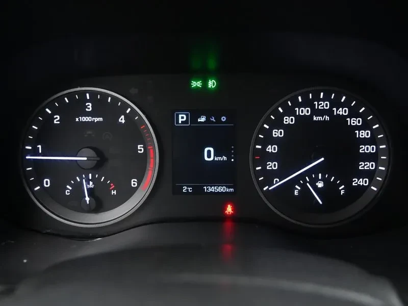 Hyundai Tucson 2.0 CRDi, снимка 8 - Автомобили и джипове - 54258390