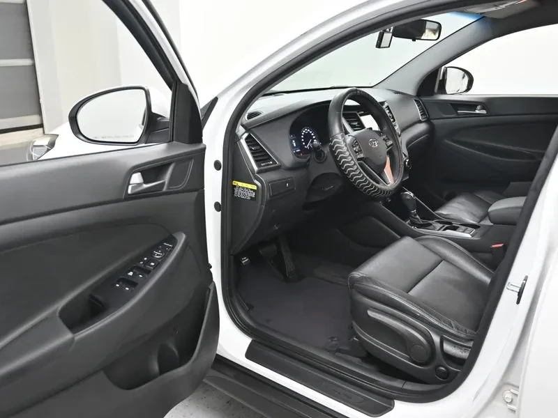 Hyundai Tucson 2.0 CRDi, снимка 11 - Автомобили и джипове - 54258390