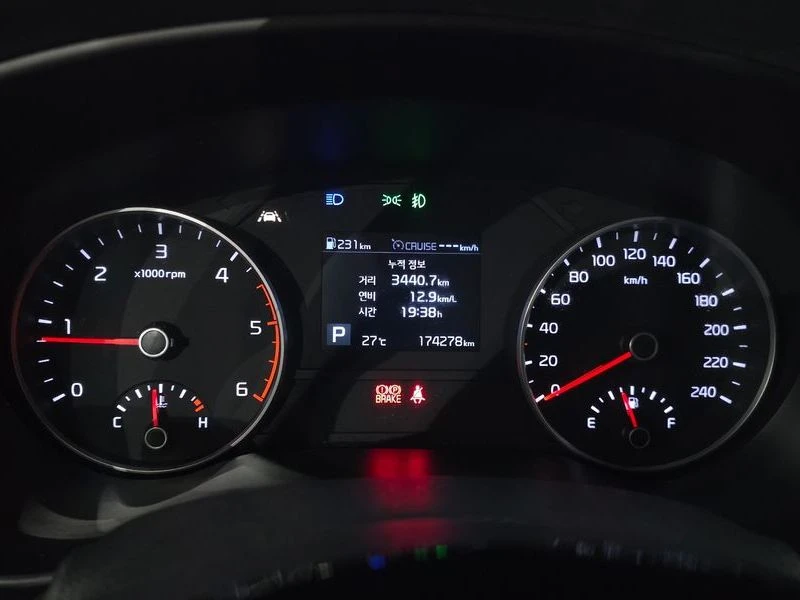 Kia Sportage 2.0 Automatic, снимка 8 - Автомобили и джипове - 55740052