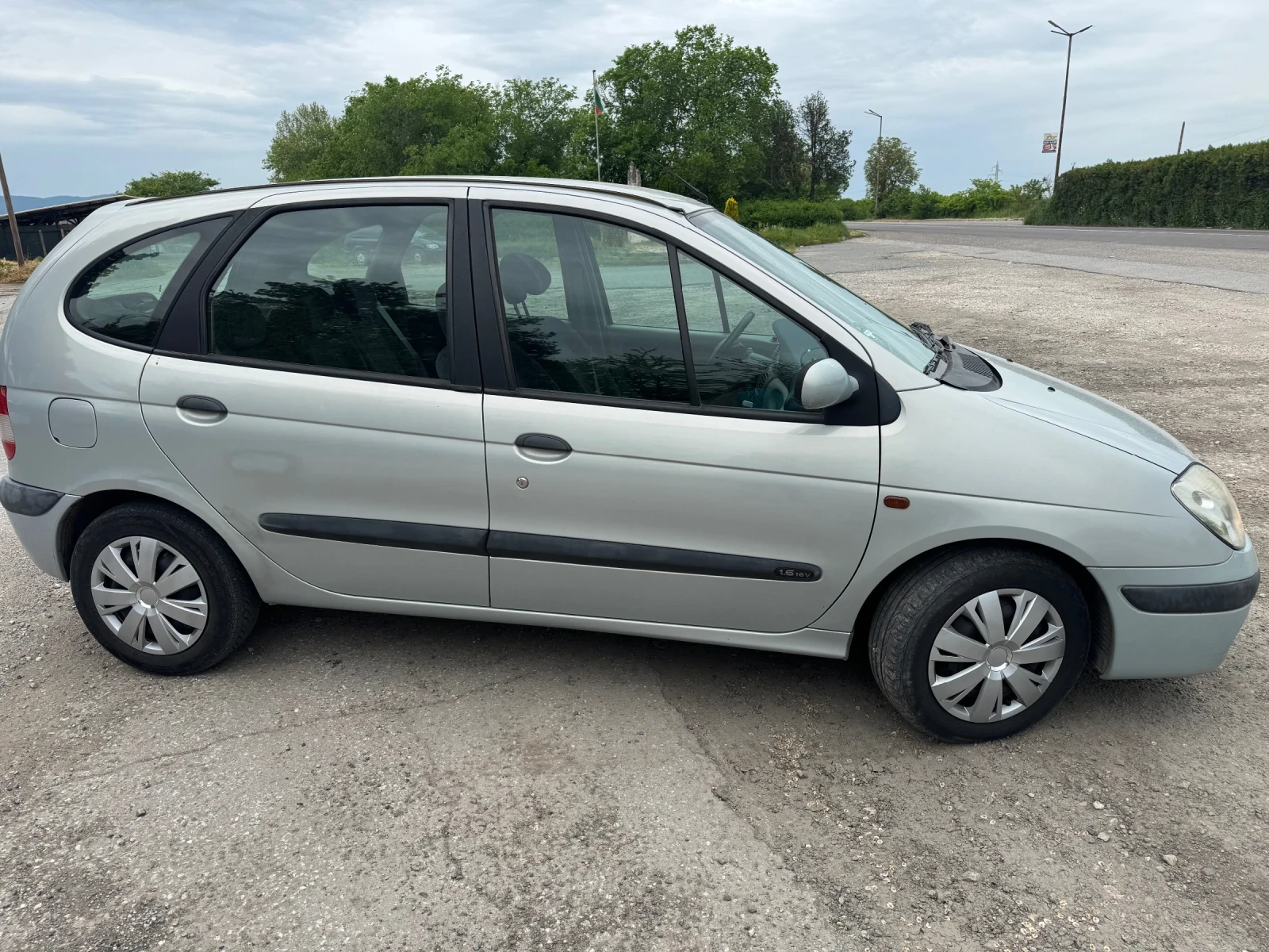 Renault Scenic 1.6I 16v, снимка 2 - Автомобили и джипове - 54466767