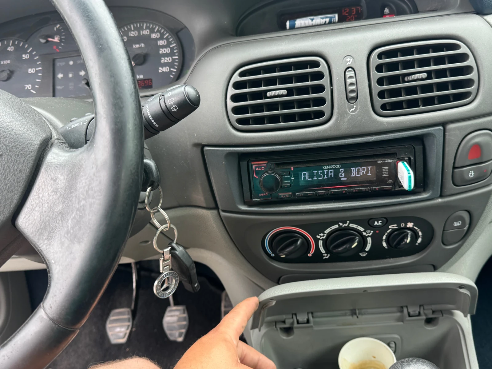 Renault Scenic 1.6I 16v, снимка 8 - Автомобили и джипове - 54466767
