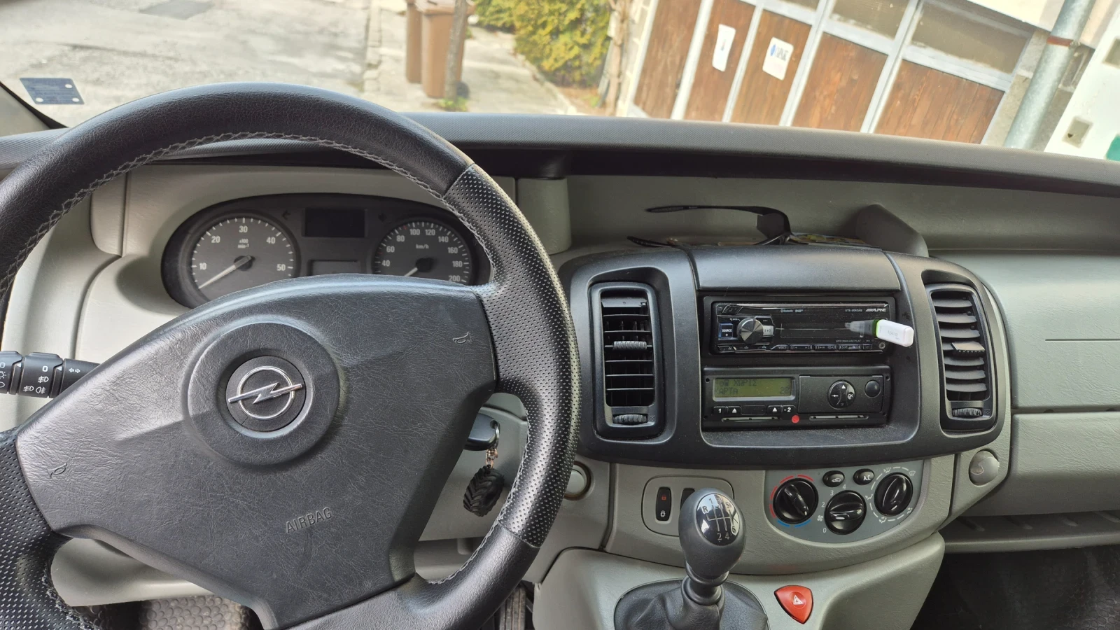 Opel Vivaro 2.5 145 8+ 1, снимка 9 - Бусове и автобуси - 53709361