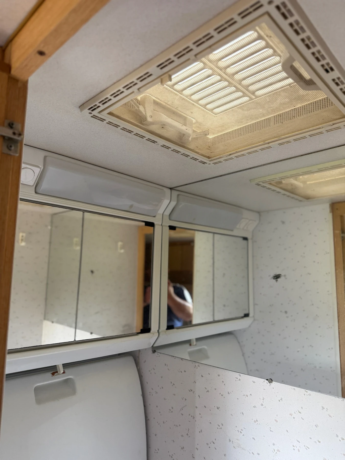 Каравана Knaus Knaus Sudwind, снимка 16 - Каравани и кемпери - 55439638