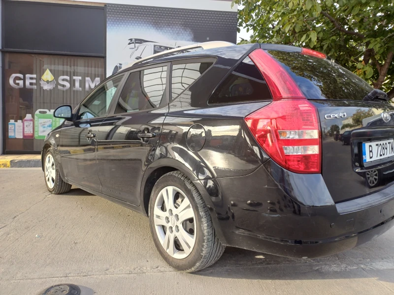 Kia Ceed SW 1.6I, снимка 8 - Автомобили и джипове - 48870560